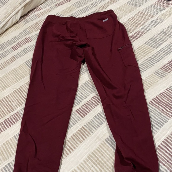 Figs Zamora Joggers Burgundy - Picture 2 of 3